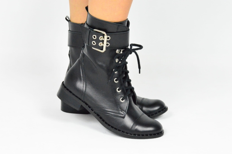 Czarne skórzane botki płaskie z klamrą skóra licowa