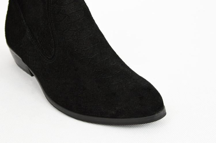 Czarne ciemne kowbojki botki z tłoczeniem węża na płaskim obcasie