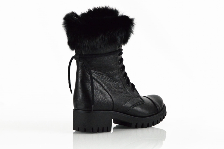 Czarne skórzane workery botki z futerkiem traperowa podeszwa