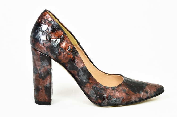 Czółenka na słupku ze skóry bursztynowej.jpg