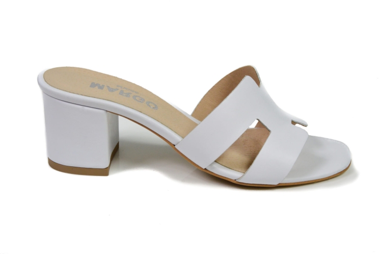 BIAŁE KLAPKI NA KLOCKU (2).jpg