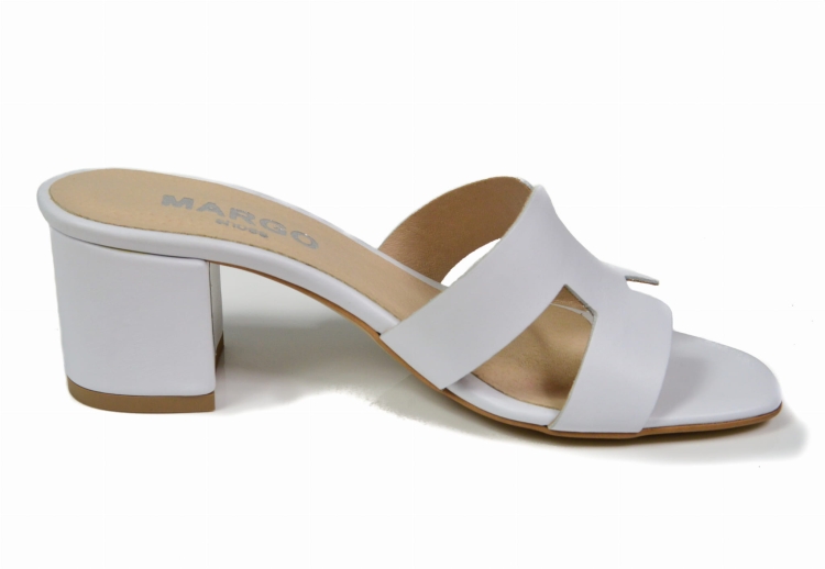 BIAŁE KLAPKI NA KLOCKU (3).jpg