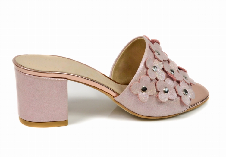 Różowe klapki z kwiatkami na klocku (5).jpg