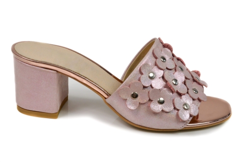 Różowe klapki z kwiatkami na klocku.jpg