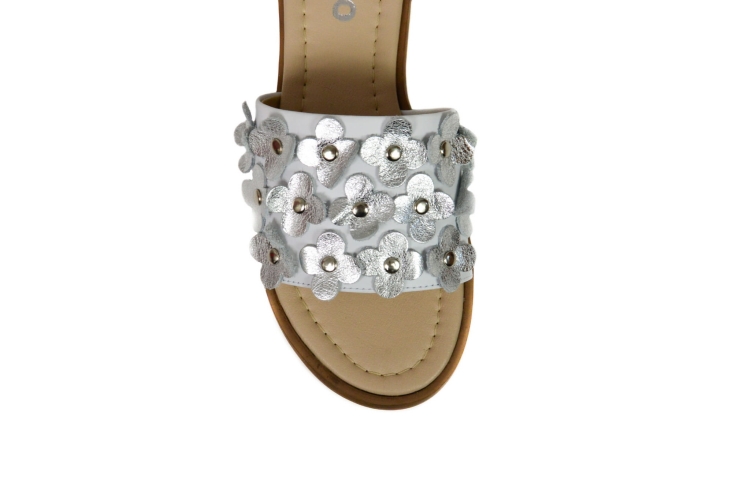 Biało-srebrne klapki z kwiatkami na płaskim (2).jpg