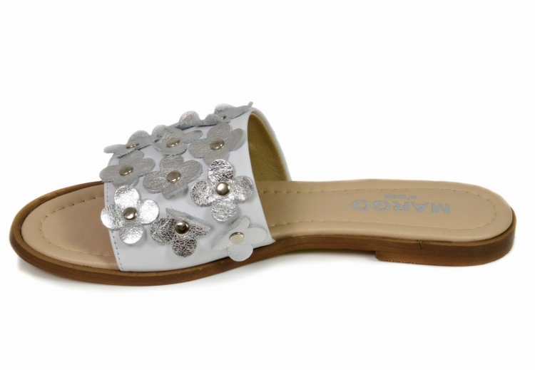Biało-srebrne klapki z kwiatkami na płaskim (4).jpg