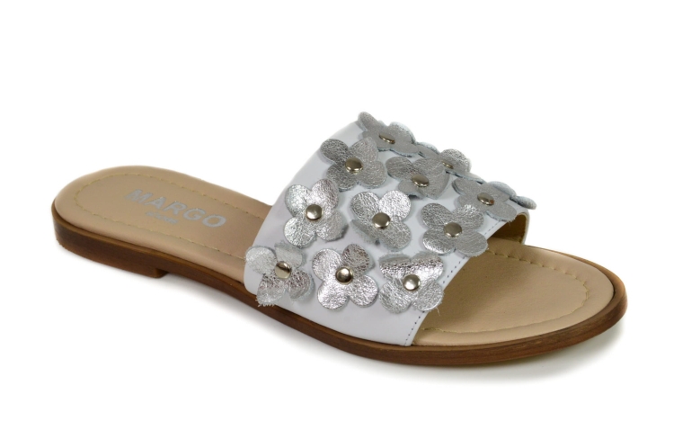 Biało-srebrne klapki z kwiatkami na płaskim.jpg