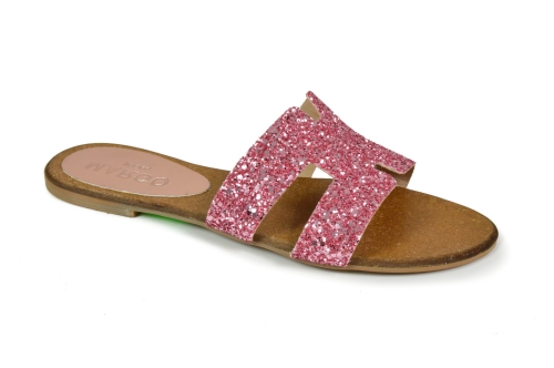 Różowe klapki na płaskim.jpg