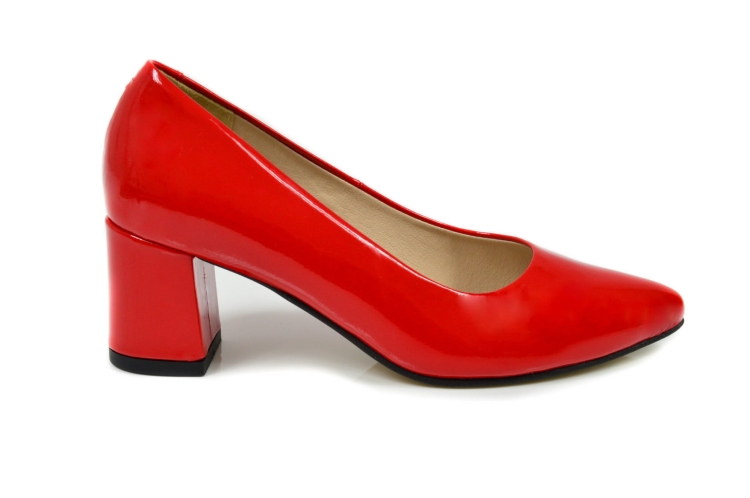 Czerwone lakierowane czółenka damskie