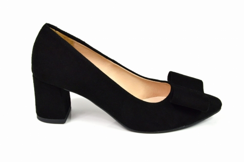 Czarne czółenka zamszowe na klocku z ozdobą