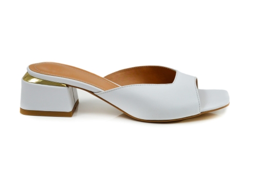 Białe licowe klapki niski obcas złoty kwadratowy czubek