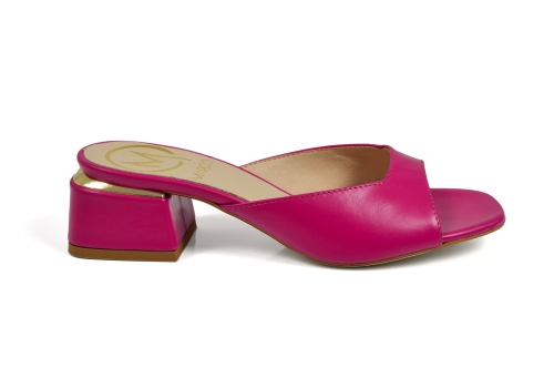 Amarantowe  różowe fuksja skórzane klapki szeroki obcas złoty metal kwadratowy czubek