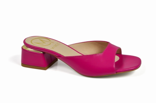 Amarantowe  różowe fuksja skórzane klapki szeroki obcas złoty metal kwadratowy czubek