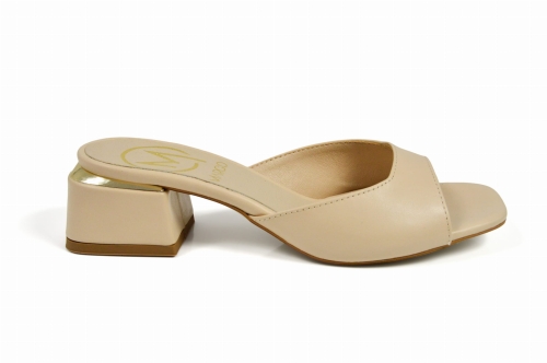 Jasne Beżowe nude klapki niski szeroki obcas złoty metal kwadratowy czubek skóra