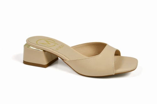 Jasne Beżowe nude klapki niski szeroki obcas złoty metal kwadratowy czubek skóra