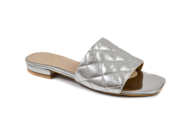 Srebrne metaliczne klapki pikowane płaski spód skóra naturalna