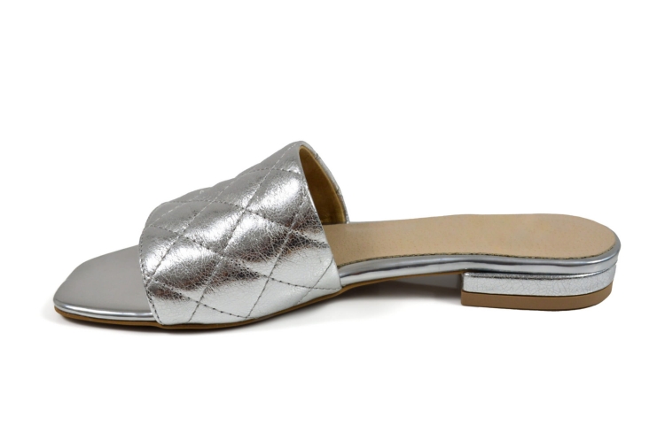 Srebrne metaliczne klapki pikowane płaski spód skóra naturalna