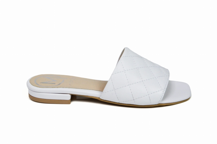 Białe pikowane klapeczki damskie płaska podeszwa niski obcas skóra