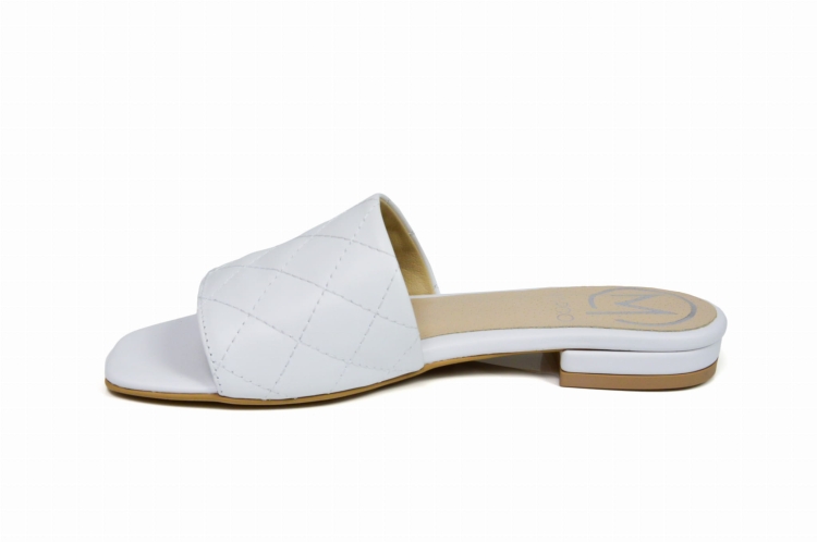 Białe pikowane klapeczki damskie płaska podeszwa niski obcas skóra