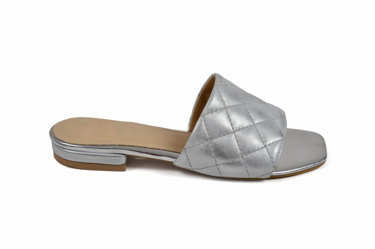 Srebrne pikowane klapki płaski spód niski obcas - skóra przecierana