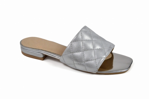 Srebrne pikowane klapki płaski spód niski obcas - skóra przecierana