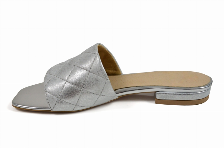 Srebrne pikowane klapki płaski spód niski obcas - skóra przecierana