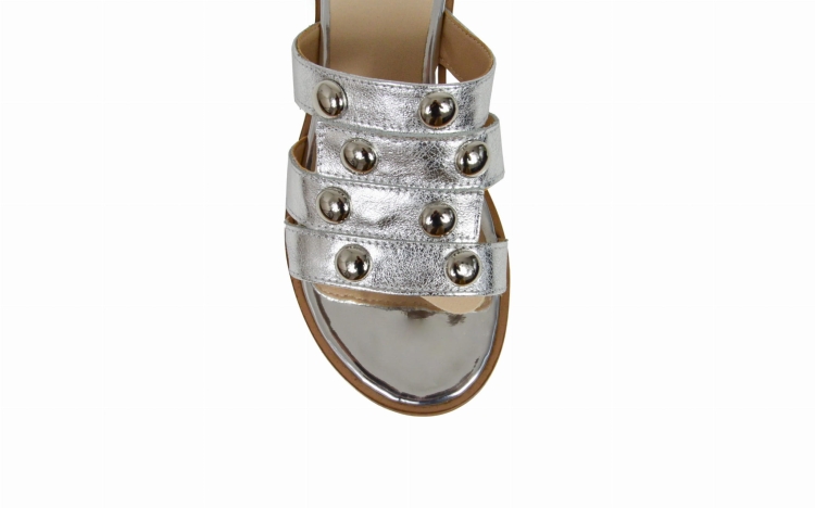 Srebrne metaliczne klapeczki damskie z puklami nitami płaskie