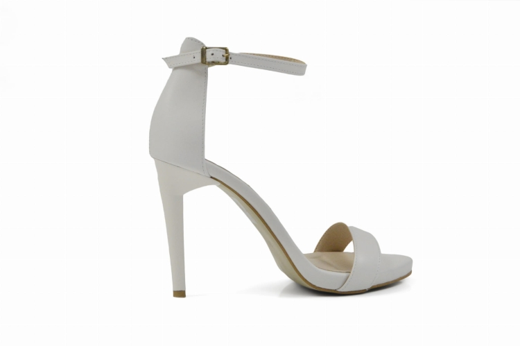 Białe sandałki delikatna platforma zapięcie wokół kostki skóra