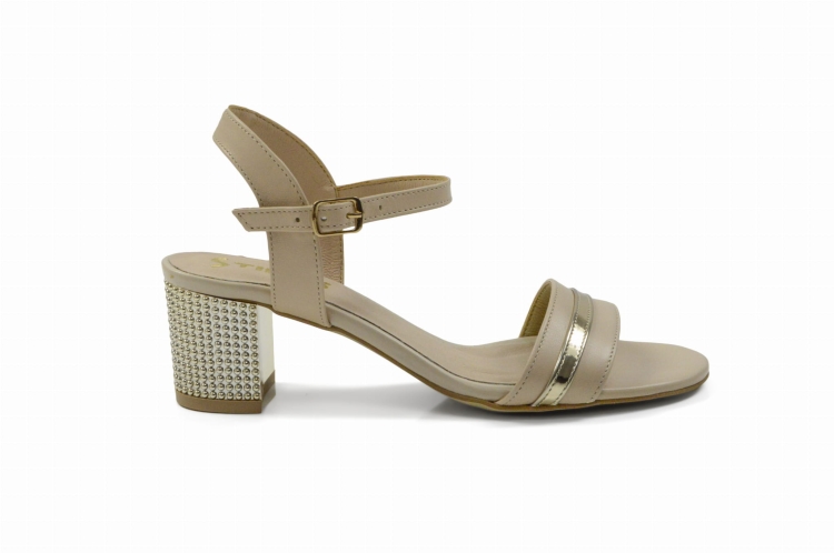Beżowe sandałki niski złoty obcas zapinane klamerką