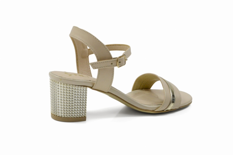 Beżowe sandałki niski złoty obcas zapinane klamerką