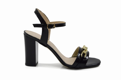 Czarne lakierowe sandałki złoty łańcuch obcas słupek