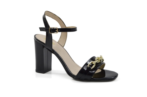 Czarne lakierowe sandałki złoty łańcuch obcas słupek