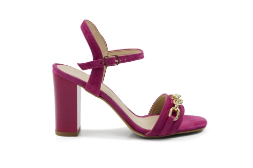 Amarantowe sandałki zamszowe na obcasie słupku złoty łańcuch