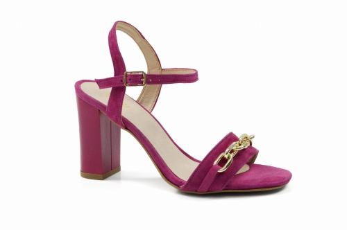 Amarantowe sandałki zamszowe na obcasie słupku złoty łańcuch