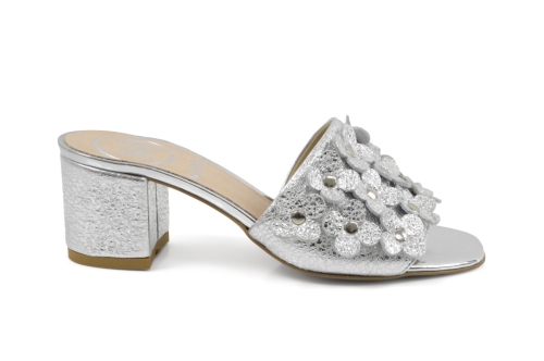 Srebrne klapki niski obcas klocek ozdoba kwiatki