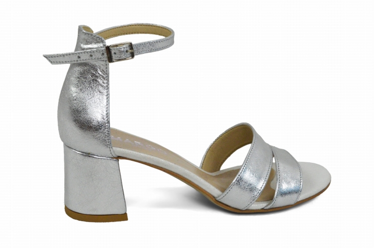 srebrne skórzane sandałki  niski obcas klocek zapinane na klamerkę