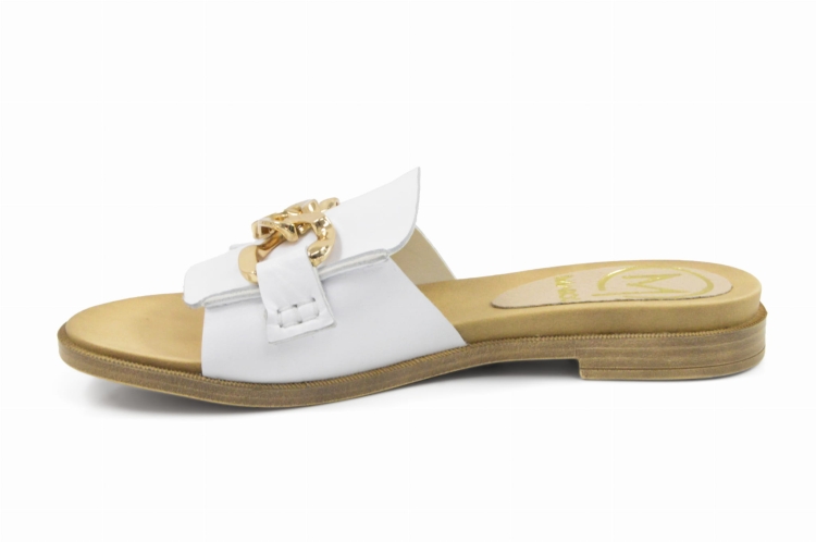 Białe klapki złoty łańcuch ozdobny płaski spód skóra