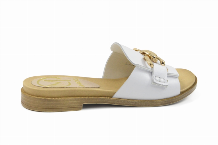 Białe klapki złoty łańcuch ozdobny płaski spód skóra