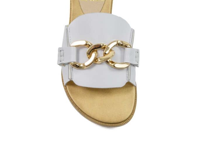 Białe klapki złoty łańcuch ozdobny płaski spód skóra