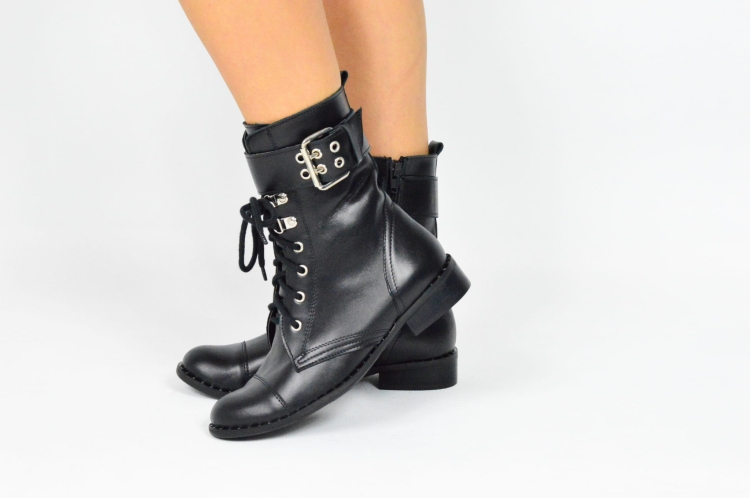 Czarne skórzane botki płaskie z klamrą skóra licowa