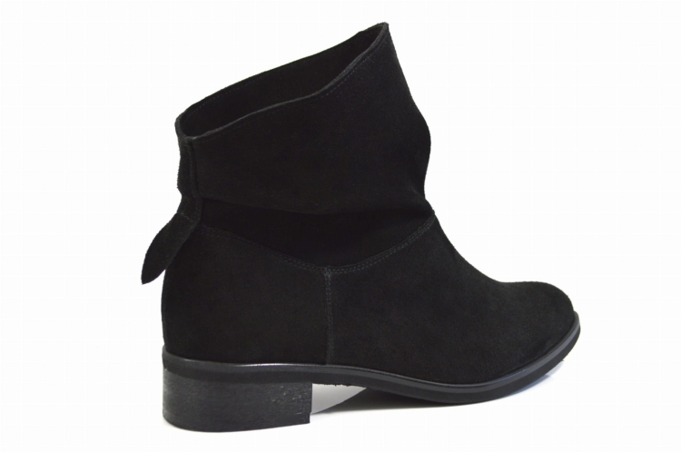 Czarne welurowe botki skórzane na niskim obcasie