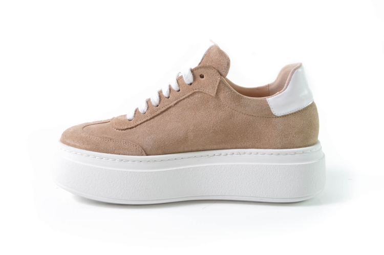Beżowe trampki na grubej białej podeszwie zamsz bok 2.jpg