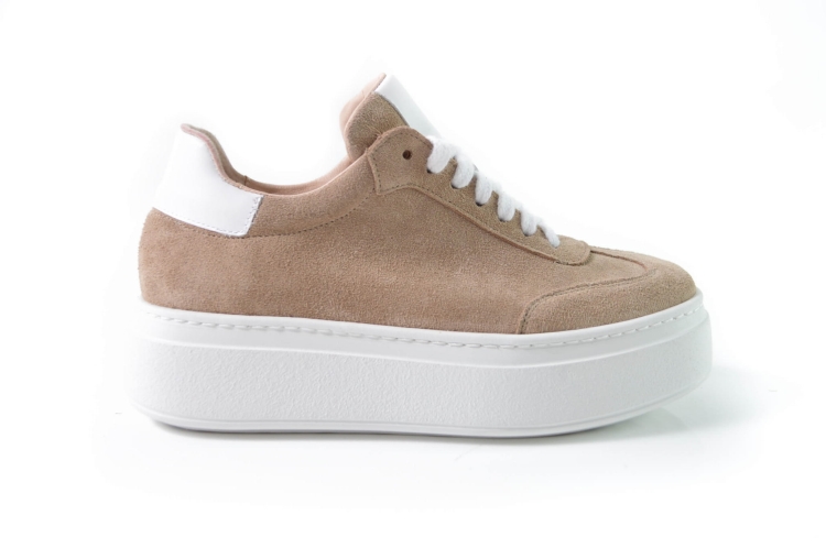 Beżowe trampki na grubej białej podeszwie zamsz bok.jpg