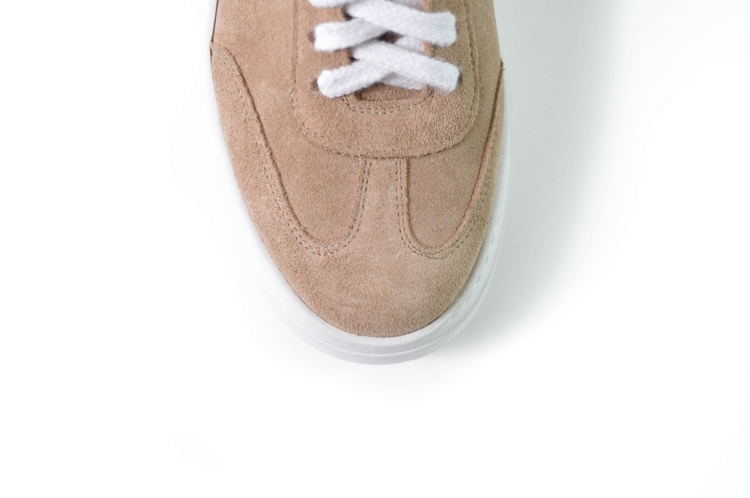 Beżowe trampki na grubej białej podeszwie zamsz nosek.jpg