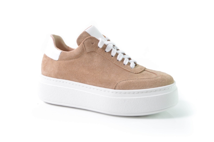 Beżowe trampki na grubej białej podeszwie zamsz skos.jpg