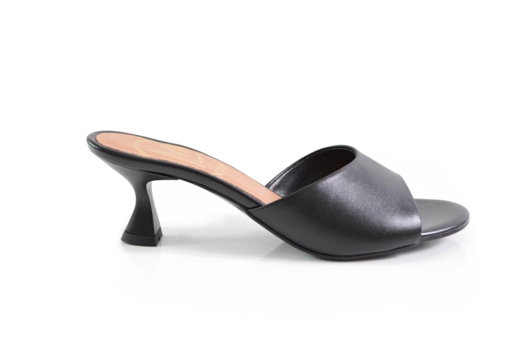 Czarne licowe klapki rozkloszowany obcas szpilka bok.jpg