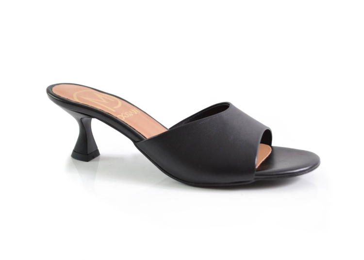 Czarne licowe klapki rozkloszowany obcas szpilka.jpg