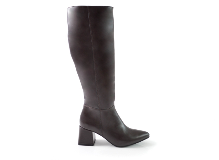 Brązowe skórzane kozaki w odcieniu czekolady obcas niski klocek