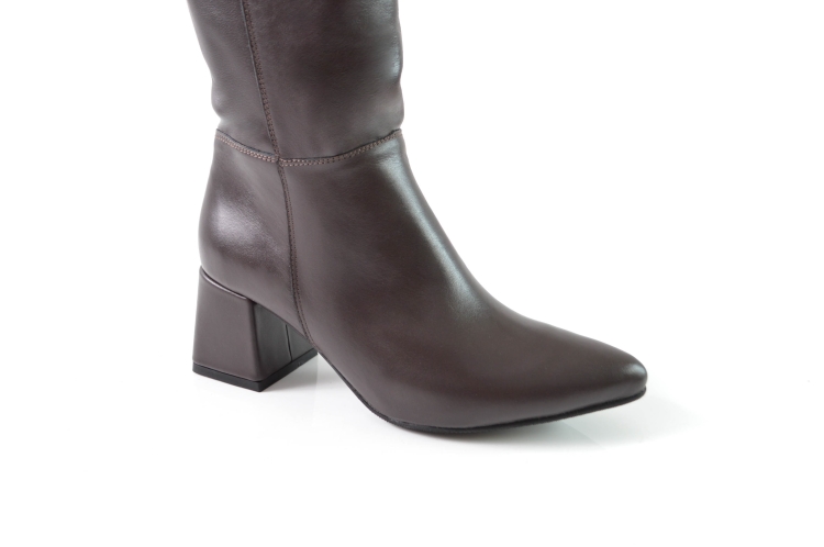 Brązowe skórzane kozaki w odcieniu czekolady obcas niski klocek