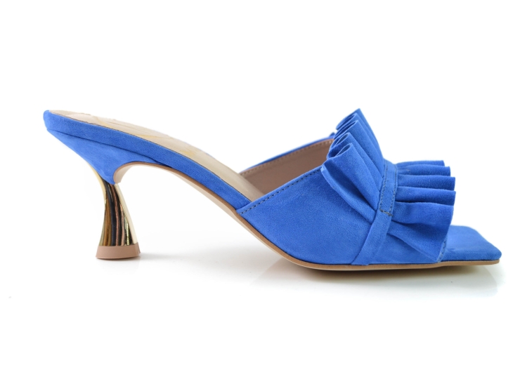 Szafirowe niebieskie zamszowe klapki niski złoty obcas 5,5 cm skórzana ozdoba na cholewce